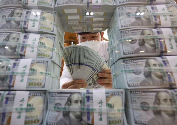 서울 중구 하나은행 위변조대응센터에서 직원이 달러를 정리하고 있다. (사진=연합뉴스)