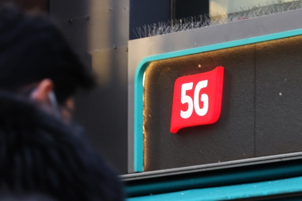 정부가 KT와 LG유플러스의 5G 28GHz 기지국 수가 당초 주파수 할당 조건에 미치지 못한다는 판단에 따라 해당 주파수 할당 취소 처분을 확정했다. 사진은 23일 LG유플러스 용산사옥. (사진=연합뉴스)