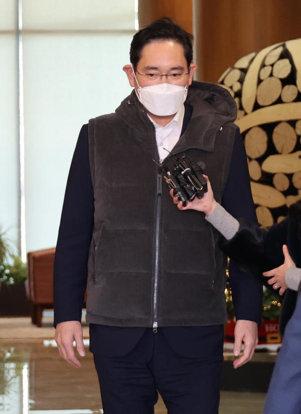 이재용 삼성전자 회장이 30일 서울김포비즈니스항공센터를 통해 귀국하고 있다. (사진=연합뉴스)