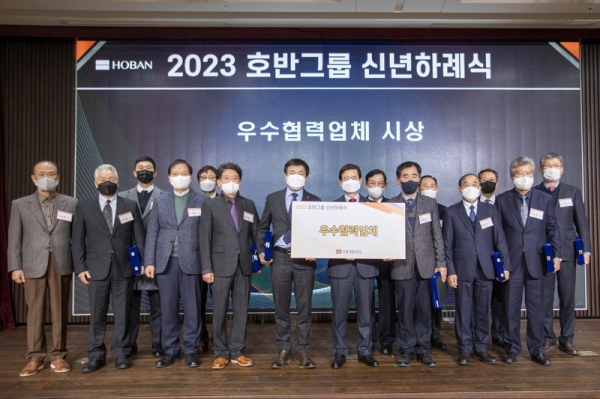 호반그룹 우수 협력업체 시상식 단체사진. 왼쪽에서 여덟번째 김선규 호반그룹 회장 (사진=호반그룹)