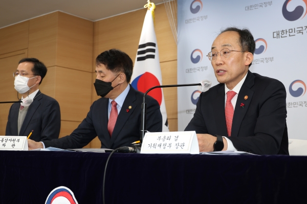 추경호 경제부총리 겸 기획재정부 장관이 3일 정부서울청사 브리핑실에서 장영진 산업통상자원부 1차관이 배석한 가운데 반도체 등 세제지원 강화 방안을 발표하고 있다. (사진=연합뉴스)