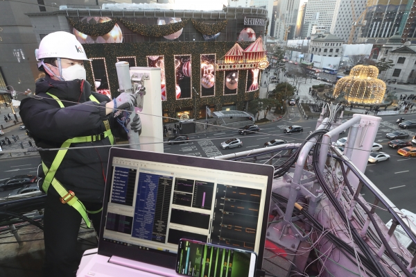 KT 네트워크 전문가가 인파가 몰릴 것으로 예상되는 번화가의 기지국을 점검하고 있다. (사진=KT)