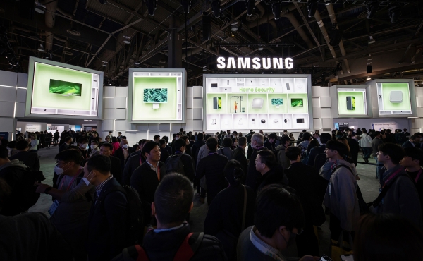 CES 2023이 열리고 있는 미국 라스베이거스 컨벤션 센터 삼성전자 전시관에서 관람객들이 모여 있는 모습. (사진=삼성전자)