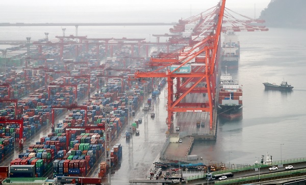 부산항 신선대부두에서 컨테이너 하역작업이 진행되고 있다. 13일 기획재정부는 내수와 수출 부진이 예상된다는 내용을 담은 그린북 1월호를 발간했다. (사진=연합뉴스)