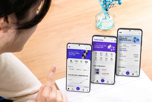 SK텔레콤 홍보모델이 모바일 T월드를 소개하고 있다. (사진=SK텔레콤)