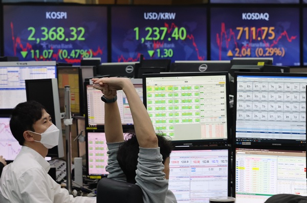 서울 중구 하나은행 딜링룸에서 직원들이 종가를 모니터링하고 있다. (사진=연합뉴스)