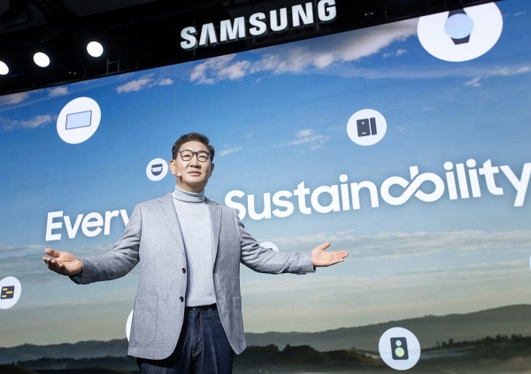 '맞춤형 경험으로 열어가는 초연결 시대(Bring Calm to Our Connected World)'를 위한 비전을 공개하는 한종희 삼성전자 부회장 모습. (사진=삼성전자)