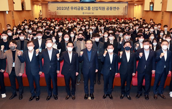 손태승 회장(가운데), 그룹사 대표이사, 그룹 신입직원이 함께 기념촬영을 하고 있다.