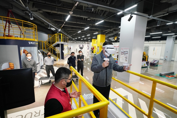 박현철 롯데건설 부회장이 안전체험관에서 철골VR 안전체험 교육을 받고 있다.(사진=롯데건설)