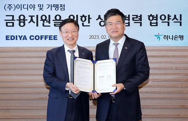 이승열 하나은행장(왼쪽)이 문창기 이디야커피 회장과 업무협약식에서 기념 촬영을 하고 있다. (사진=하나은행)