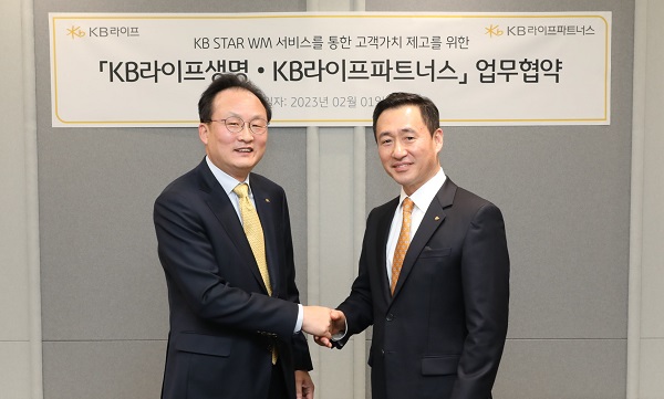 이환주 KB라이프생명 대표이사 사장(왼쪽)과 오승원 KB라이프파트너스 대표이사 사장이 업무협약식에서 기념촬영을 하고 있다. (사진=)