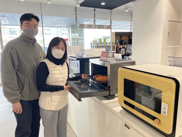 전자랜드 파워센터 용산본점에서 고객들이 전기오븐을 살펴보고 있다. (사진=전자랜드)