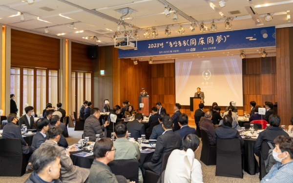 KCC '동상동몽(同床同夢)' 건축도료 상생 세미나에서 백창기 도료사업부장이 경영목표와 전략에 대해 공유하고 있다.(사진=KCC)