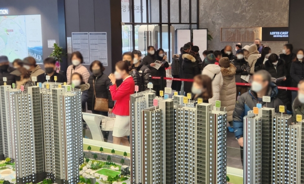고객들이 창원 롯데캐슬 포레스트 견본주택을 둘러보고 있다.(사진=롯데건설)