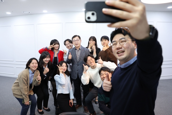 박현철 롯데건설 부회장(가운데)과 주니어보드 3기 구성원들이 기념 촬영을 하고 있다.(사진=롯데건설)