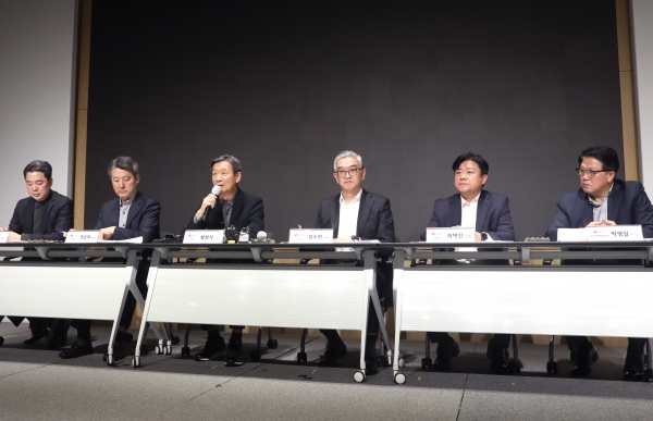 황현식 LG유플러스 대표(왼쪽에서 세번째)를 비롯한 경영진이 고객정보유출 및 디도스 공격에 따른 인터넷 서비스 오류 등에 대해 사과하고 있다. (사진=LG유플러스)