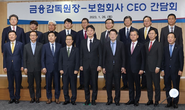 이복현 금감원장이 26일 종로구 생명보험교육문화센터에서 보험회사 대표들과 간담회 전 기념촬영을 하고 있다. (사진=연합뉴스)<br>