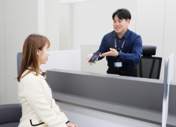 삼성전자서비스 임직원이 고객에게 서비스를 제공하는 모습. (사진=삼성전자서비스)