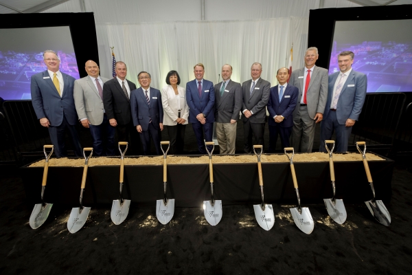 7일(현지시간) 미국 텍사스주 오렌지 카운티에서 열린 '골든 트라이앵글 폴리머스 프로젝트(Golden Triangle Polymers Project)' 기공식에서 발주처 인사 등과 함께 유재호 DL이앤씨 플랜트사업본부장(오른쪽 세 번째)이 기념촬영을 하고 있다. (사진=DL이앤씨)