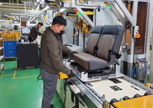 대유에이텍 화성시트사업부에서 전기차 전용시트 생산설비 구축을 완료하고 시제품을 생산해 테스트하고 있다. (사진=대유위니아)