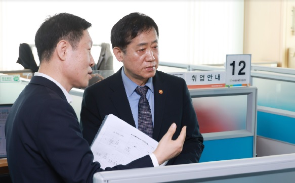 김주현 금융위원장이 27일 서울 양천 서민금융통합지원센터를 방문해 소액생계비대출 상담현황을 점검하고 있다. (사진=금융위원회)