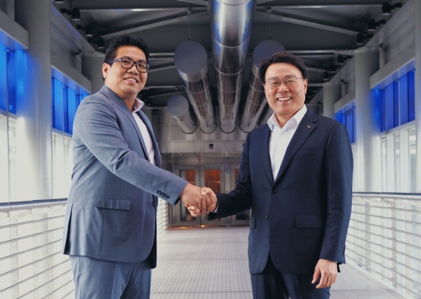 최정우 포스코그룹 회장이 지난달 29일 말레이시아 쿠알라룸푸르에서 탱쿠 무함마드 타우픽 페트로나스그룹 최고경영자(CEO)를 만나 '크로스보더(Cross-border) CCS'(국가 간 이산화탄소 포집·운송·저장) 사업모델을 협의한 뒤 악수하고 있다. (사진=포스코홀딩스)