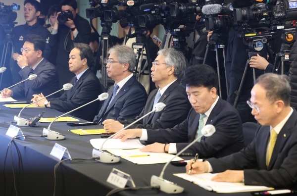 지난달 31일 서울 중구 프레스센터에서 열린 금융당국-금융지주회장 간담회에서 회장단이 김주현 금융위원장의 발언을 듣고 있다.왼쪽부터 김광수 은행연합회장, 진옥동 신한금융지주 회장, 임종룡 우리금융지주 회장, 이석준 농협금융지주 회장, 함영주 하나금융지주 회장, 양종희 KB금융지주 부회장. (사진=연합뉴스)