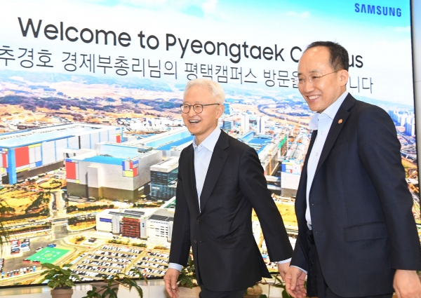 추경호 부총리 겸 기획재정부장관이 7일 반도체 초격차 지원을 위해 경기도 평택 삼성전자 평택캠퍼스를 방문, 경계현 삼성전자 대표이사와 간담회에 참석하고 있다. (사진=기획재정부)