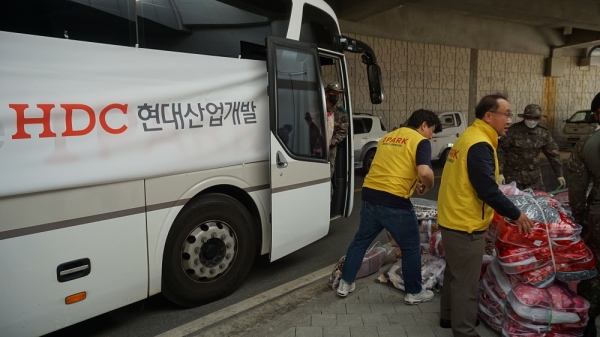 HDC현대산업개발은 지난 12일 강원도 강릉 아이스 아레나에서 강릉 산불 피해 이재민을 위해 약 1000만원 상당의 담요 및 이불 200세트 등 긴급 구호 물품을 강릉시자원봉사센터에 전달했다. (사진=HDC현대산업개발)
