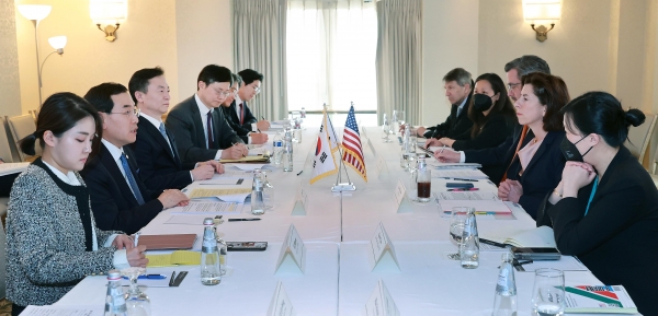 이창양 산업통상자원부 장관이 미국 워싱턴 D.C. 윌라드호텔에서 지나 러몬드 미국 에너지부 장관을 비롯한 한-미 양국 정부대표단이 참석한 가운데 한미 공급망 산업대화가 열렸다. (사진=산업통상자원부)