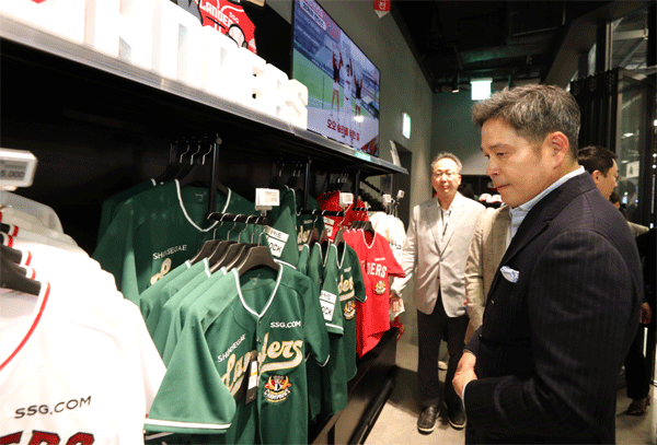 정용진 신세계그룹 부회장이 지난 3일 인천 연수구 동춘동 이마트 연수점을 찾아 새로 들어선 랜더스광장에서 프로야구단 에스에스지(SSG) 랜더스의 기념상품(굿즈)를 살펴보고 있다. (사진=신세계그룹)