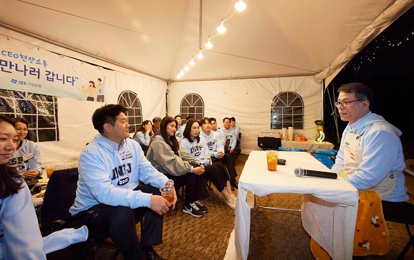 김성태 IBK기업은행장(오른쪽)이 경기남부지역을 방문해 'CEO 현장소통'의 시간을 갖고 영업점 직원들과 대화하고 있다. (사진=IBK기업은행)