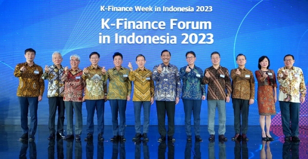 11일 인도네시아 자카르타 세인트 레지스 호텔에서 열린 'K파이낸스 위크 인 인도네시아 2023' 행사에서 참석자들이 기념 촬영을 하고 있다. (왼쪽부터) 이복현 금융감독원장, 이상덕 주인도네시아 한국대사, 김기환 KB손해보험 사장, 홍원학 삼성화재 대표, 함영주 하나금융그룹 회장, 최현만 미래에셋증권 회장, 루흣 빈사르 빤자이딴 인도네시아 해양투자조정장관, 이재근 KB국민은행장, 정일문 한국투자증권 대표, 여승주 한화생명 대표, 필리아닝시 헨다르타 인도네시아 중앙은행 부총재, 간디 술리스티얀토 수헤르만 주한 인도네시아 대사. (사진=KB금융)