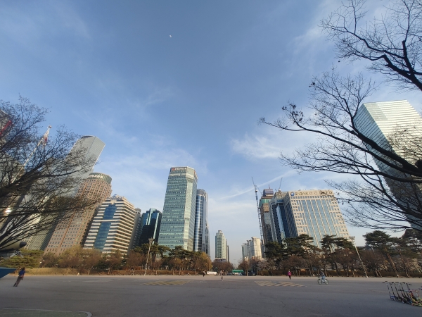 최근 SG증권발 폭락 사태로 드러난 주가조작 의혹과 관련해 금융감독원이 키움증권에 대한 차액결제거래(CFD) 검사에 착수한 가운데 서울 여의도 증권가 모습. (사진=김무종 기자)