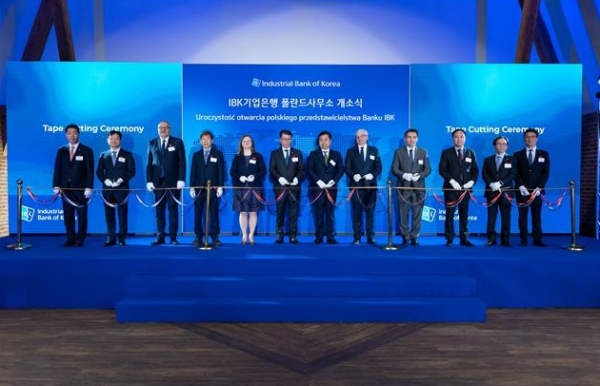 (왼쪽부터) 박봉규 IBK기업은행 글로벌·자금시장 그룹장, 안승광 브로츠와프 기업협의회장, 체자르 프쉬빌스키 돌르노실롱스키에 州총리, 이홍민 폴란드 한인연합회장, 안나 하우바 폴란드 재무부 차관, 김성태 IBK기업은행장, 임훈민 駐폴란드 대사, 야로스와프 오브램스키 돌르노실롱스키에 州지사, 파벨 쿠르타시 폴란드 투자청장, 조봉현 IBK기업은행 경제연구소장, 최광진 IBK기업은행 CIB그룹장, 김지욱 IBK기업은행 폴란드 사무소장이 폴란드 브로츠와프에서 열린 'IBK기업은행 폴란드 사무소 개소식'에서 테이프 커팅 행사에 참여하고 있다. (사진=IBK기업은행)