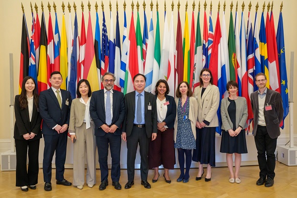 프랑스에서 개최된 'OECD 지속가능 중기금융 플랫폼 운영위원회'에서 조봉현 기업은행 부행장(왼쪽 다섯 번째), 나딤 아마드 OECD 부국장(왼쪽 네 번째), 샤니카 아마라세카라 영국 비즈니스은행 부행장(왼쪽 여섯 번째) 및 관계자들이 기념촬영을 하고 있다. (사진=IBK기업은행)