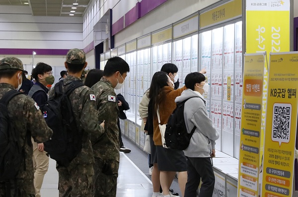 KB굿잡 취업박람회에서 구직자들에 구인광고를 보고 있다. (사진=KB국민은행)