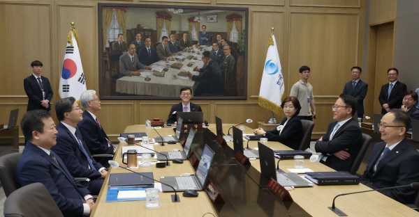 이창용 한국은행 총재가 25일 오전 서울 중구 한국은행에서 열린 금융통화위원회 본회의에서 회의를 주재하고 있다. (사진=한국은행)