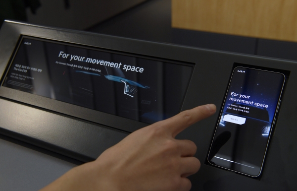 기아 전기차(EV)에서 '커넥트 스토어'를 체험하는 모습. (사진=기아)