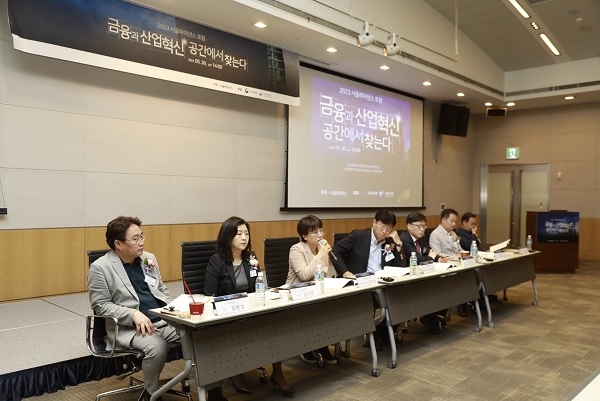 서울 여의도 전경련회관 3층 다이아몬드홀에서 열린 '2023 서울파이낸스 포럼'에서 참석자들이 질의에 답변하고 있다. (왼쪽부터) 김현성 위더십연구소 대표, 김수연 EY컨설팅 파트너, 김덕례 주택산업연구원 주택정책연구실장, 이민환 인하대 경영대학원장, 이윤석 한국금융연구원 선임연구위원, 안지용 LG경영연구원 공간연구소 소장, 조종암 엑셈 대표이사.