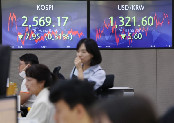 1일 오후 서울 중구 을지로 하나은행 딜링룸에서 직원들이 업무를 하고 있다. (사진=연합뉴스)