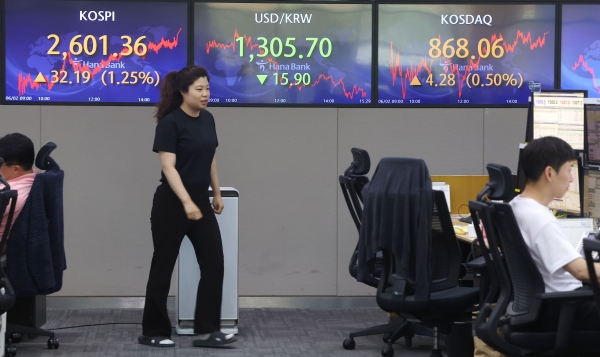 2일 오후 서울 중구 을지로 하나은행 딜링룸에서 직원들이 업무를 하고 있다. (사진=연합뉴스)