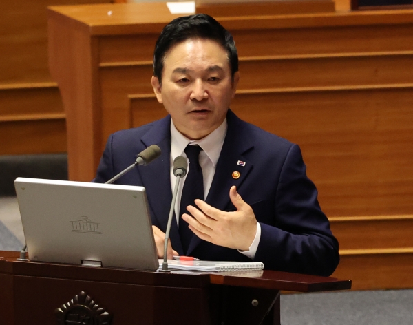 원희룡 국토부 장관이 13일 국회 본회의에서 민주당 유동수 의원의 대정부 질문에 답변하고 있다.(사진=연합뉴스)