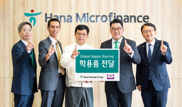 이은형 하나금융그룹 부회장(왼쪽에서 네 번째)이 현지 구호단체 관계자 등과 함께 기념사진을 촬영하고 있다. (사진=)