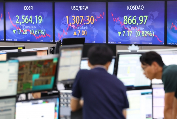 28일 오후 서울 중구 하나은행 딜링룸 스크린에 코스닥 및 원/달러 환율 등이 표시돼 있다. (사진=연합뉴스)