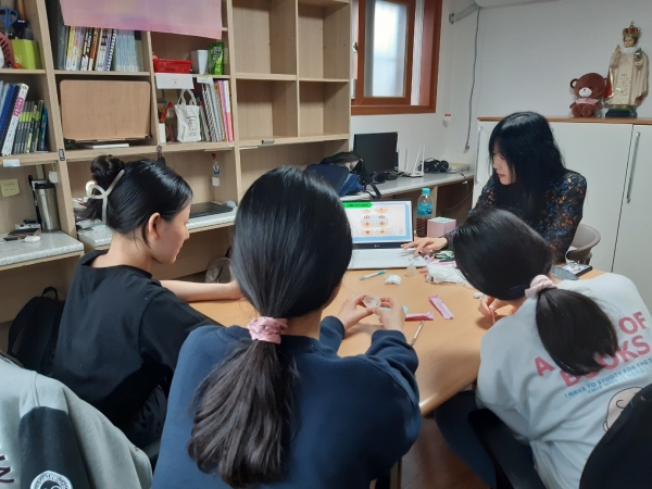 흥국생명과 청소년성문화센터의 전문강사가 그룹홈 청소년을 대상으로 디지털 성범죄 예방교육을 진행하고 있다. (사진=흥국생명)