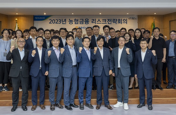 지난 25일 서울 여의도 농협캐피탈 본사 회의실에서 개최된 2023년 하반기 리스크전략회의에서 강신노 농협금융 리스크관리부문장(앞줄 왼쪽에서 여섯 번째)과 계열사 CRO 및 실무책임자들이 기념촬영을 하고 있다. (사진=농협금융)