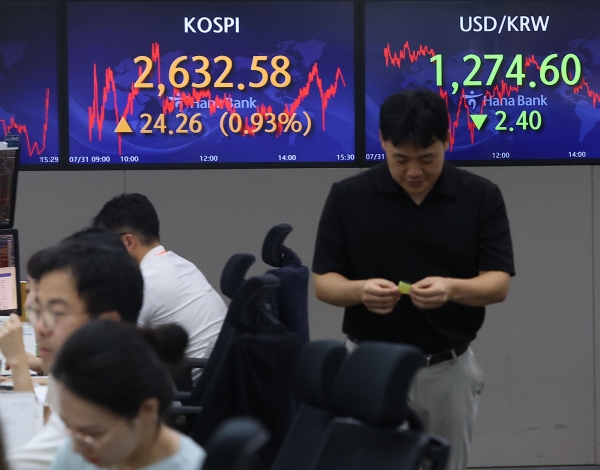 코스피가 전장보다 24.26p(0.93%) 오른 2,632.58로 마감한 31일 오후 서울 중구 하나은행 딜링룸에서 딜러들이 업무를 보고 있다. (사진=연합뉴스)