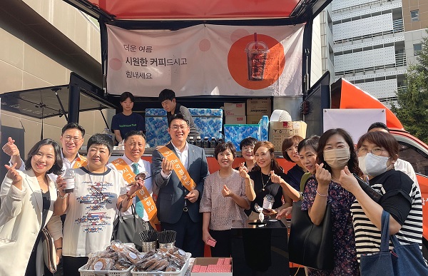 지난 1일 한화생명금융서비스 의정부지역단의 지점장과 FP들이 음료를 나누고 기념촬영을 하고 있다. (사진=)