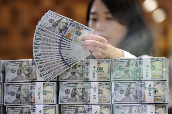 서울 중구 하나은행 본점 위변조대응센터에서 한 직원이 달러를 정리하고 있다. (사진=연합뉴스)